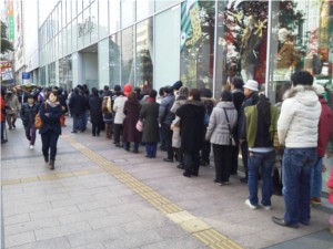 とある駅前の宝くじ売り場