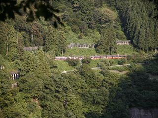 山沿いを走る列車